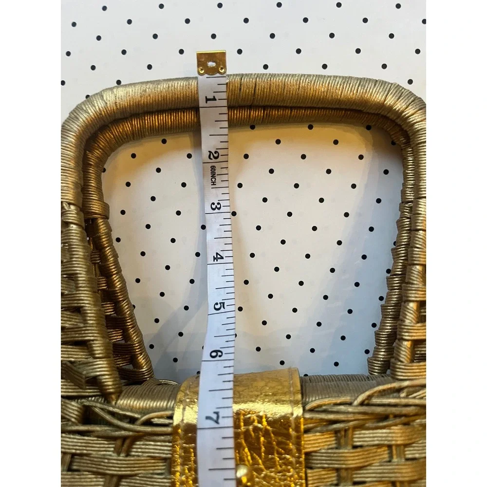 Unbranded structured wicker